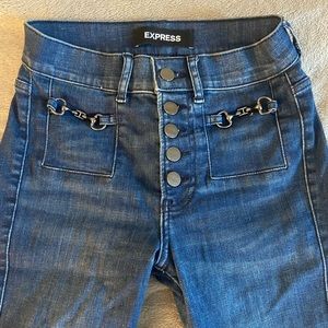 SUPER CUTE BUCKLE DETAIL BUTTON UP JEANS